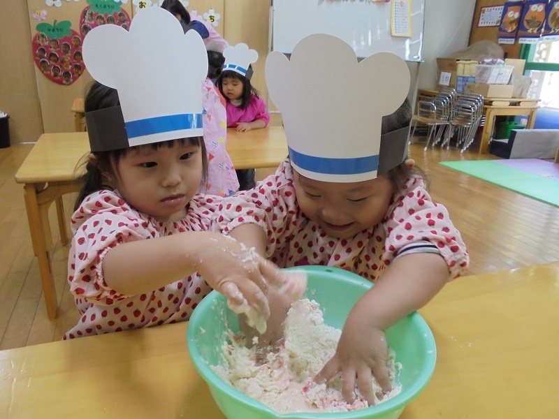 小麦粉粘土遊び いちご組木曜日クラス 宮ノ丘幼稚園 先生達の日記